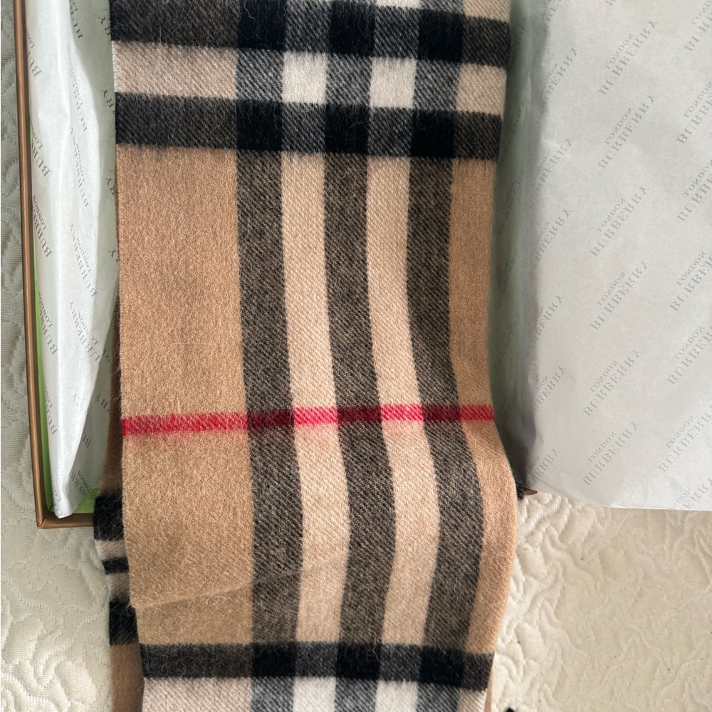 BURBERRY CASHMERE SCARF BRAND NEW NEVER WORN
